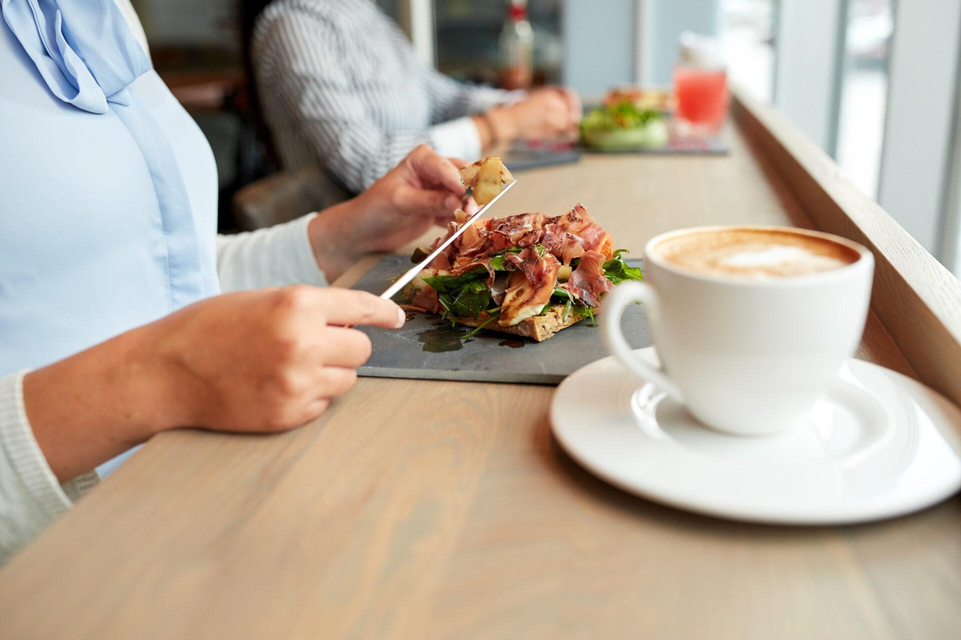 cómo elegir un buen bar para desayunar cerca del trabajo